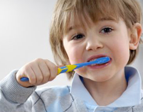 Чистка зубов ребенком