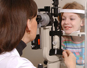 Ребенок на приеме у офтальмолога