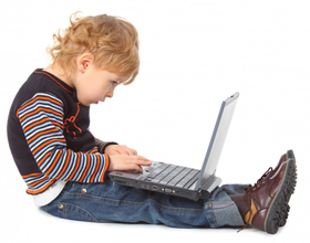 Ребенок сидит за компьютером