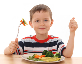 Ребенок есть овощи