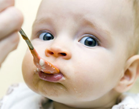 Полугодовалый ребенок кушает