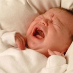 Новорожденный плачет во сне