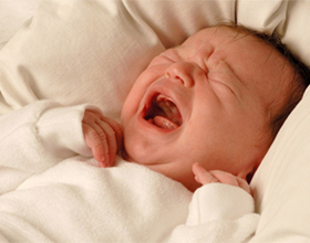 Новорожденный плачет во сне