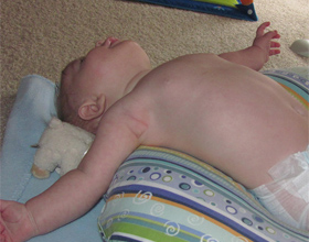 Новорожденный выгибает спину и запрокидывает голову