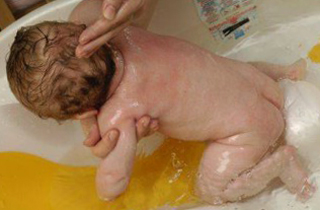 Подмывание новорожденного